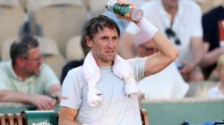 Ruud overcomes heat struggles to progress in Paris