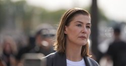Rosamund Pike erupts at audience member for texting at London theatre