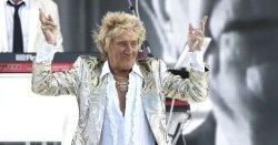 Rod Stewart suffers health scare live on stage as he uses oxygen tank