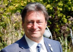 Alan Titchmarsh adds five plants to garden at end of summer so it's 'colourful for longer'