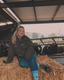 Clarkson's Farm's star Harriet Cowan shows off 'stunning' new look after salon trip