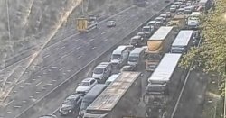 M25 traffic LIVE: Huge delays after major motorway closed with 'no reopening time'