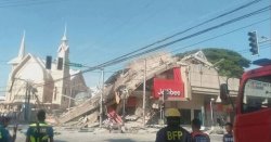 Philippines earthquake: Terrifying moment buildings collapse as locals scream in fear