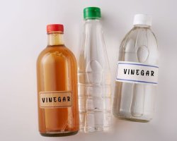 Difference between white and brown vinegar explained and reason one cleans better