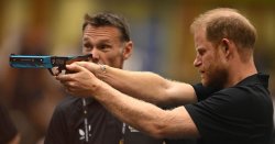 Prince Harry LIVE: Duke of Sussex makes a racket at Invictus Games as Meghan travels to UK