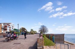 'Rotten egg' smell forces locals in UK seaside town to 'close windows'