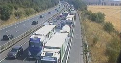 M4 fire LIVE: Lorry blaze sparks closure in Swindon with 60 minute delays
