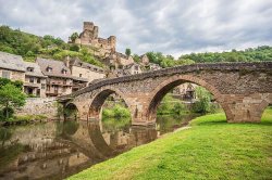 Honey-coloured village 'rivals Cotswolds' with pretty castle and river