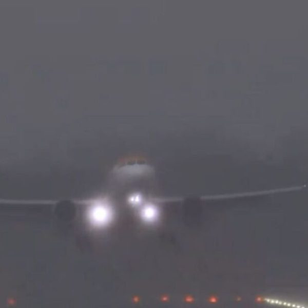 EasyJet emergency LIVE: Gatwick flight aborts landing as Storm Nelson winds batter plane | UK | News
