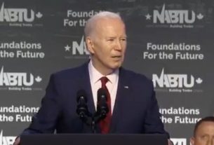 Joe Biden caught reading out instructions on teleprompter in embarrassing gaffe | UK | News
