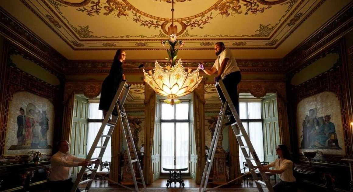 Room behind iconic royal balcony opens to public for first time ever | Royal | News