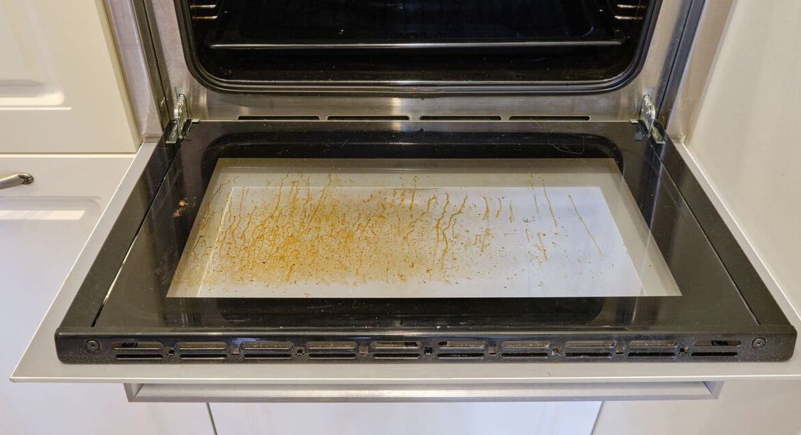 Remove grease from oven doors in ’10 minutes’ using 5p kitchen staple