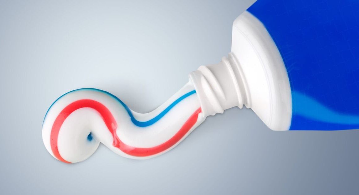 Remove grease using toothpaste and vinegar cleaning hack