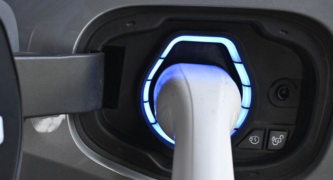 Electric car drivers get 37% discount on charging if they plug in at right time