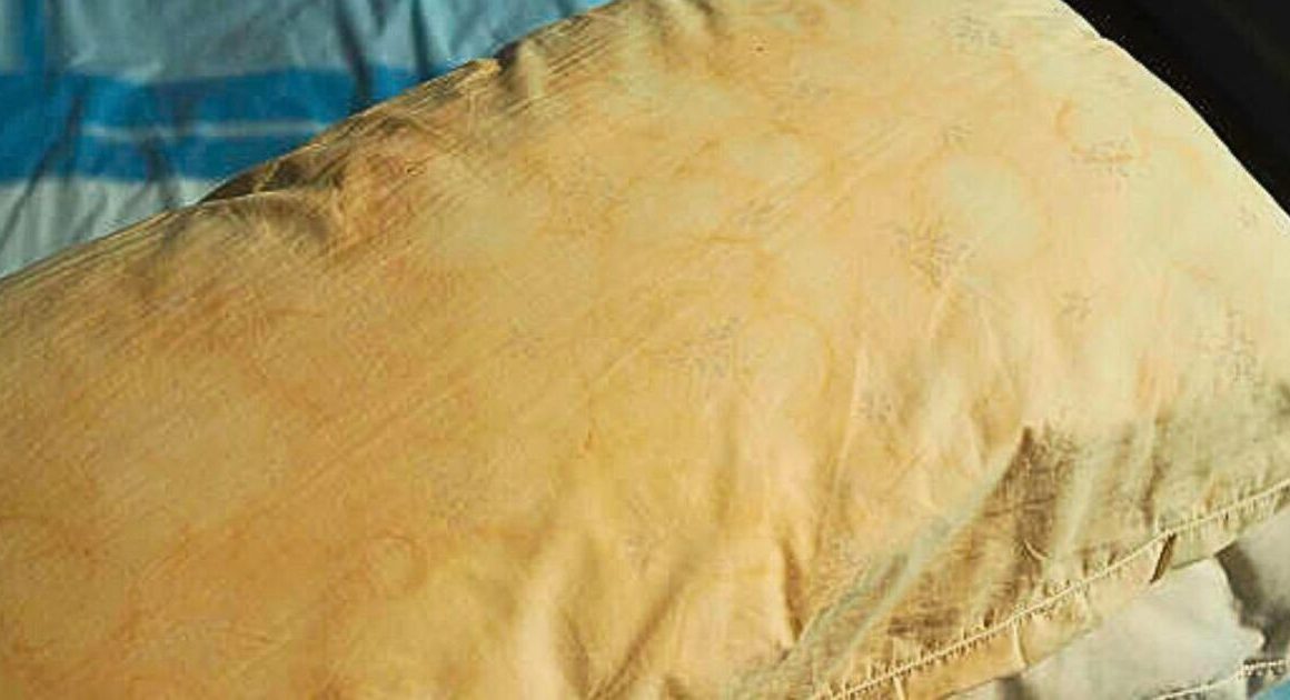 How to wash stained or yellowing pillows by turning 3 kitchen items into a natural remedy