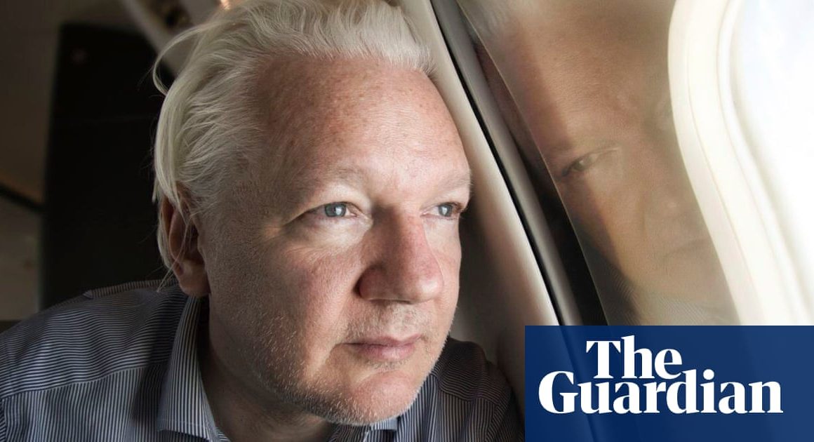 US lawmakers urge Biden to pardon Assange to send ‘clear message’ on media freedom | Australia news