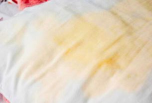 Restore stained pillows to get them white again with 2 natural but effective ingredients