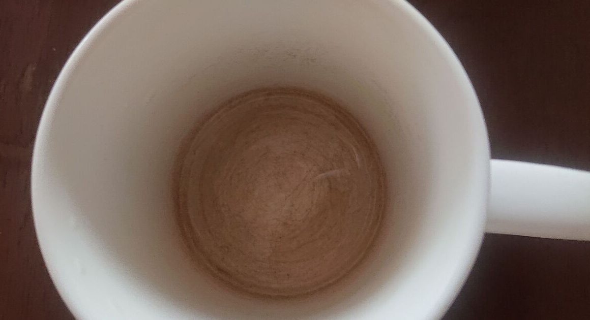 How to remove tea stains from cups fast without scrubbing or bleach