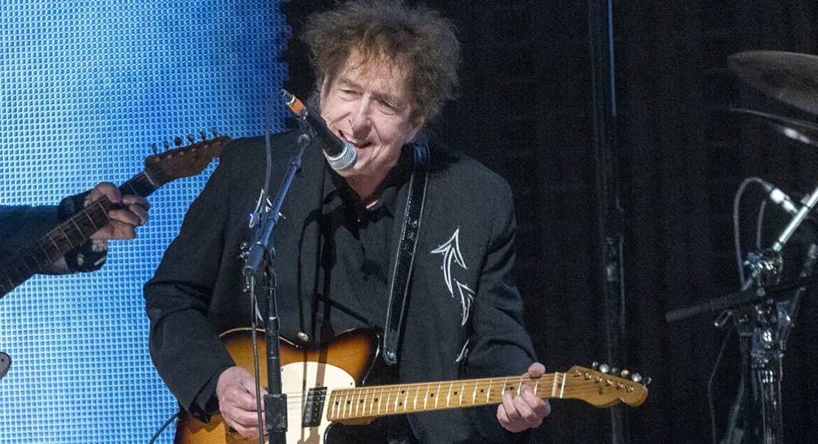 Bob Dylan Royal Albert Hall review – Elusive star, 83, refuses to compromise | Music | Entertainment