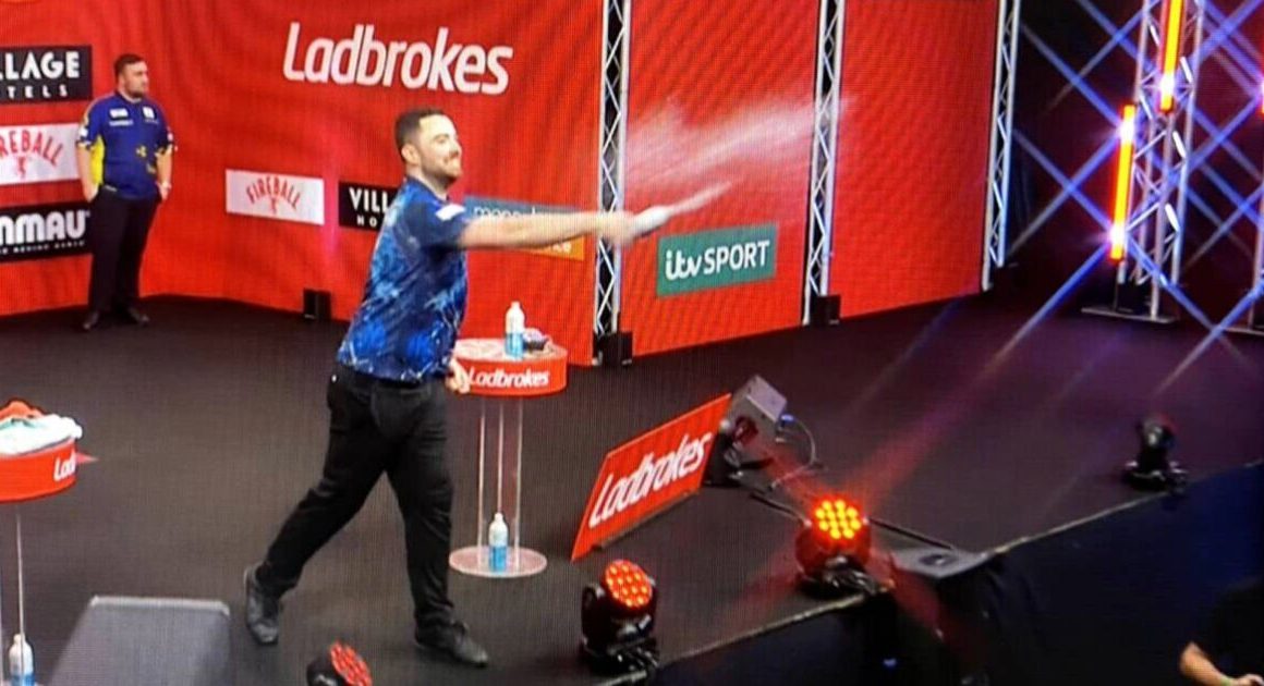 Luke Humphries throws water over fans after Luke Littler final interrupted by whistling | Other | Sport