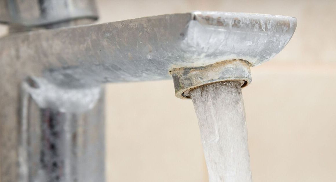 Remove bathroom limescale with cleaner’s two-minute cleaning hack