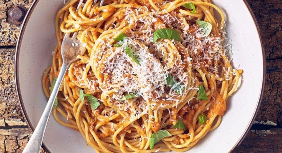 Speedy spaghetti with red pepper sauce only takes 20 minutes – recipe