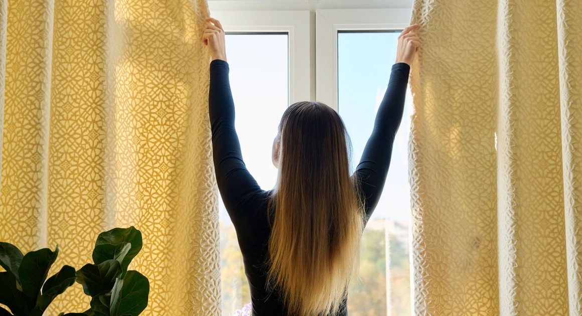 UK households urged to keep curtains open this Christmas