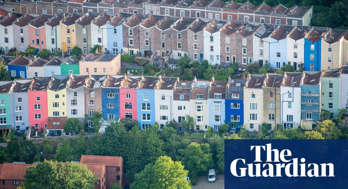 Stamp duty deadline and economic gloom dampen UK housing market | Housing market