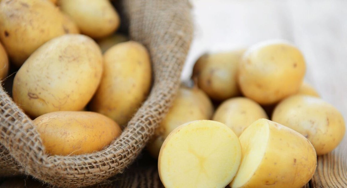 Potatoes stay fresh 3 times longer if stored with one fruit